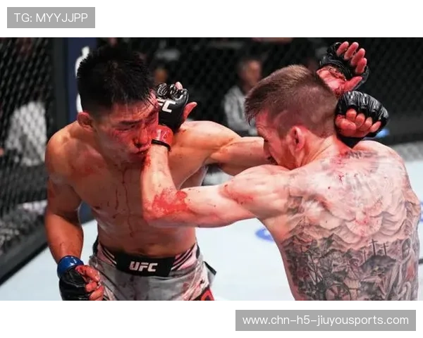 UFC拳手被一击打懵仍坚持不倒，硬汉精神令人震撼