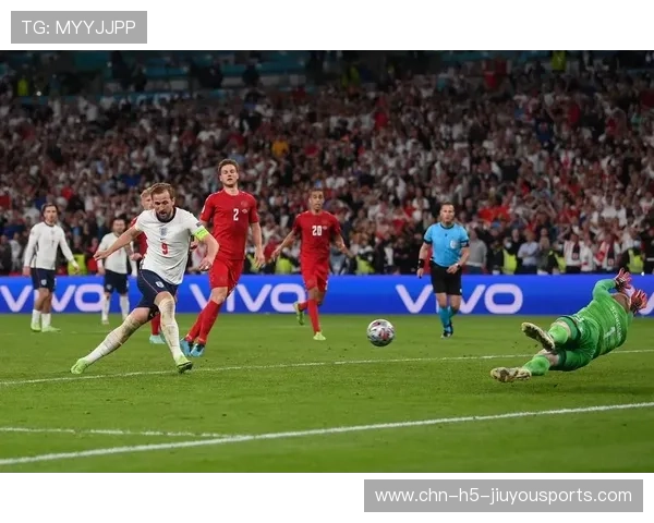 凯恩禁区内小范围终结训练,点球与胸部停球并行 凯恩禁区内小范围终结训练,点球与胸部停球并行